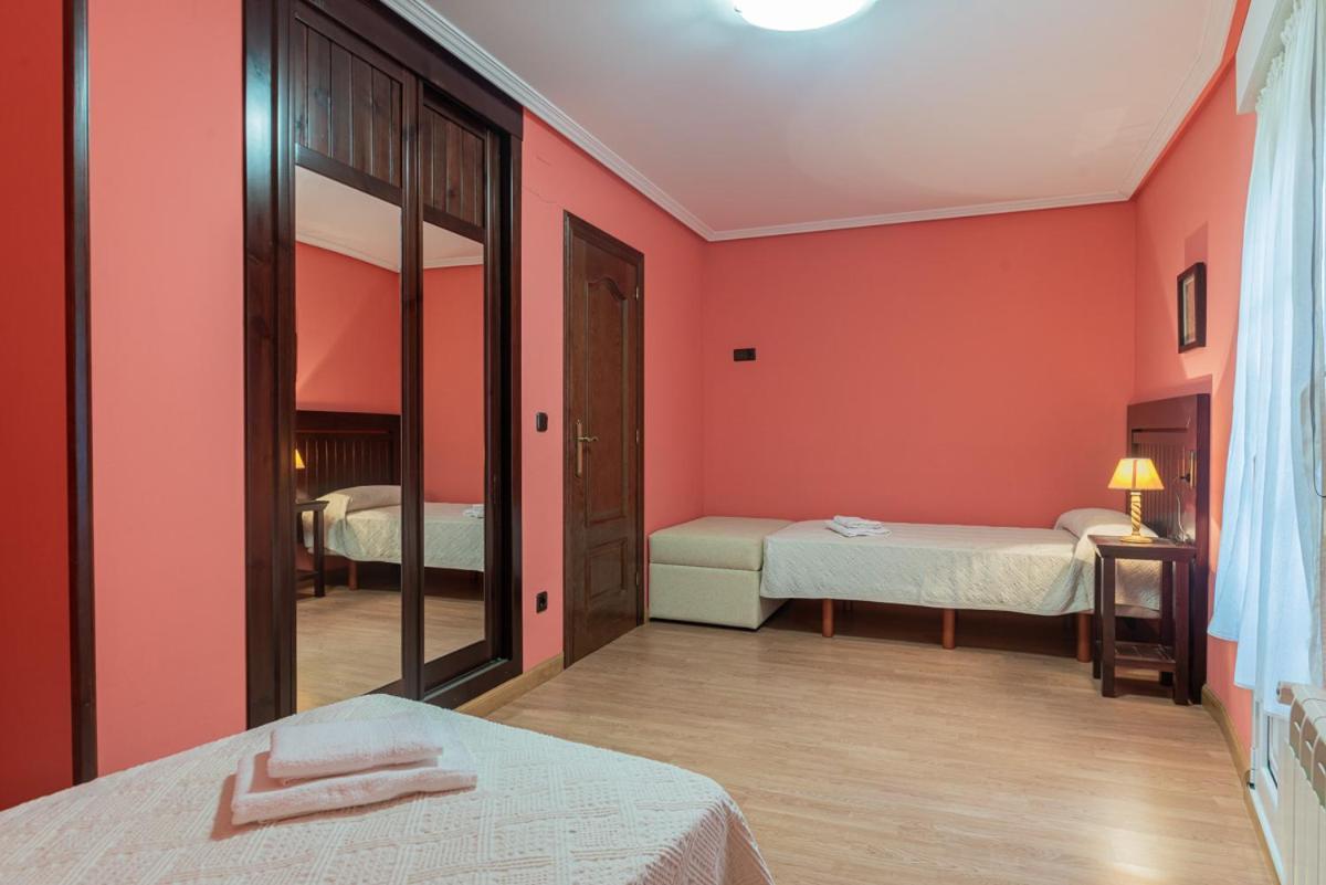 Hotel Y Apartamentos La Lonja Cangas de Onis Exterior photo